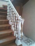 фото Лестницы из лиственницы на деревянных косоурах