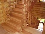 фото Лестницы из лиственницы на деревянных тетивах